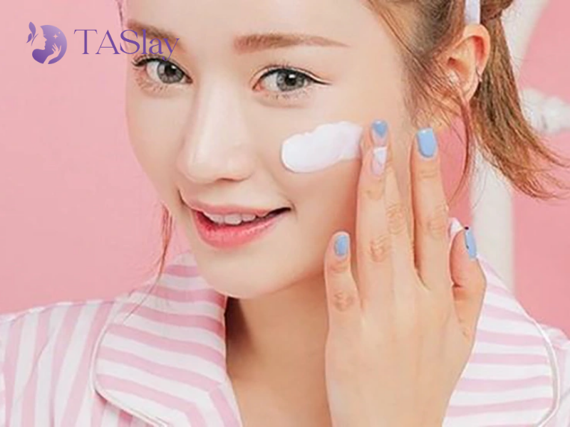Trong bài viết này, TASlay sẽ giới thiệu cho bạn về tầm quan trọng của kem chống nắng cho da sau điều trị cũng như gợi ý sản phẩm kem chống nắng Sunscreen Herbal